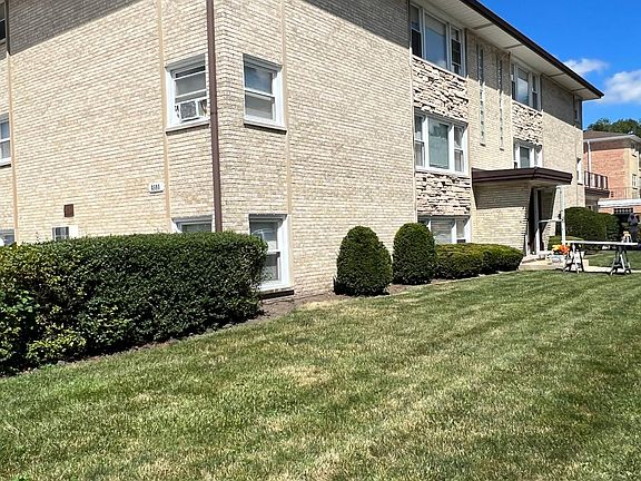 C9RNER OF CHESTER AND CATALPA 6 UNIT BLDG