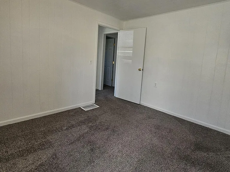 4660 Darrow Rd — Photo 18