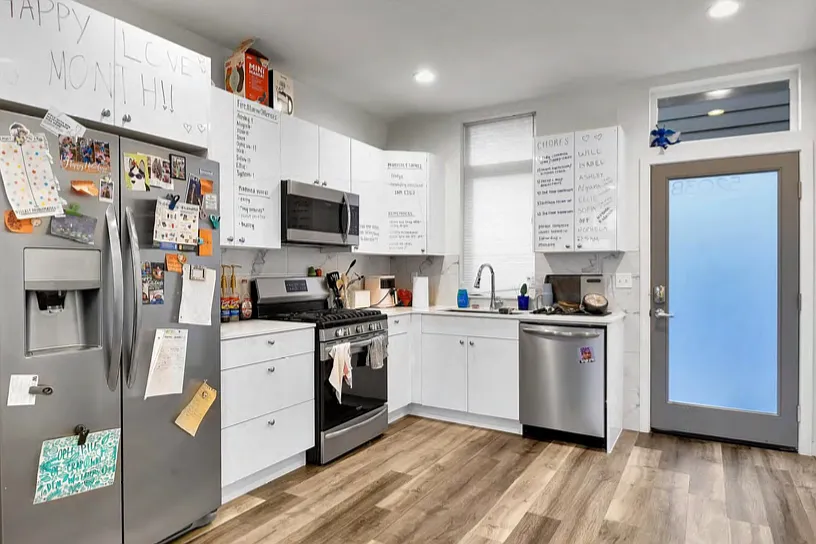 8 bed, 1680 sqft, $810 — Photo 3