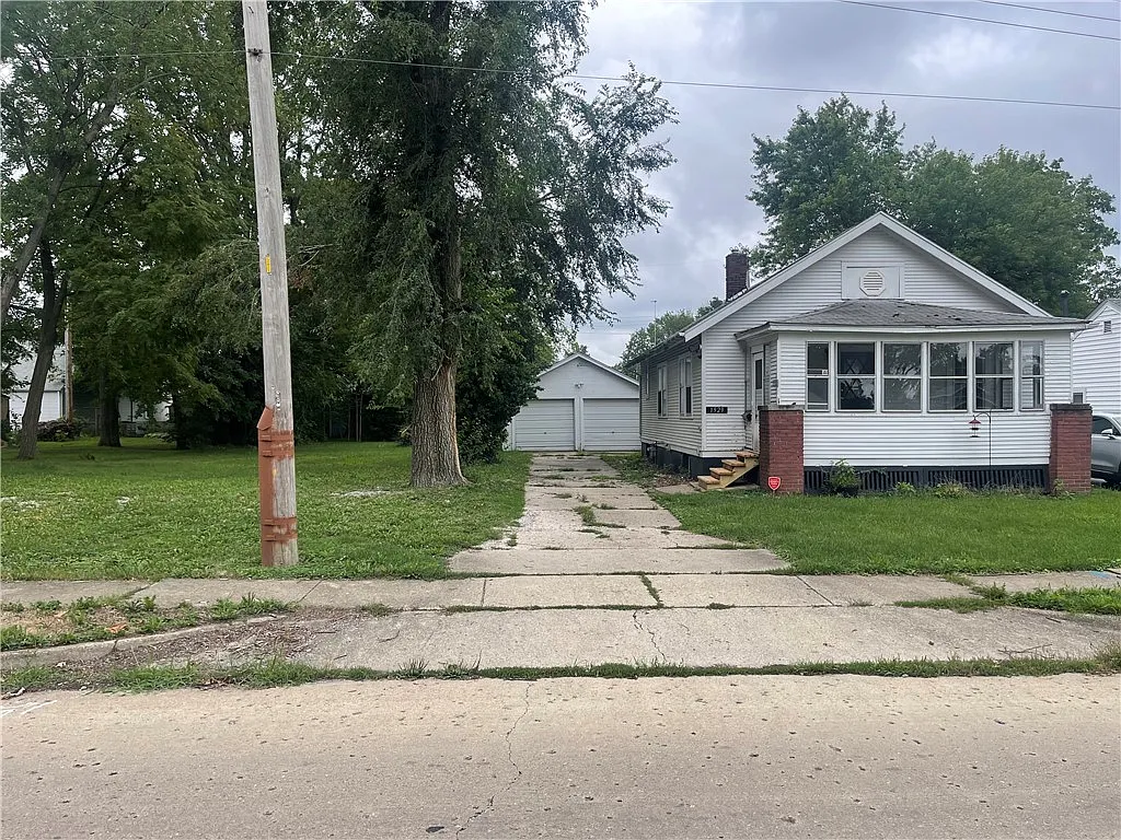 1929 W Division St photo 1