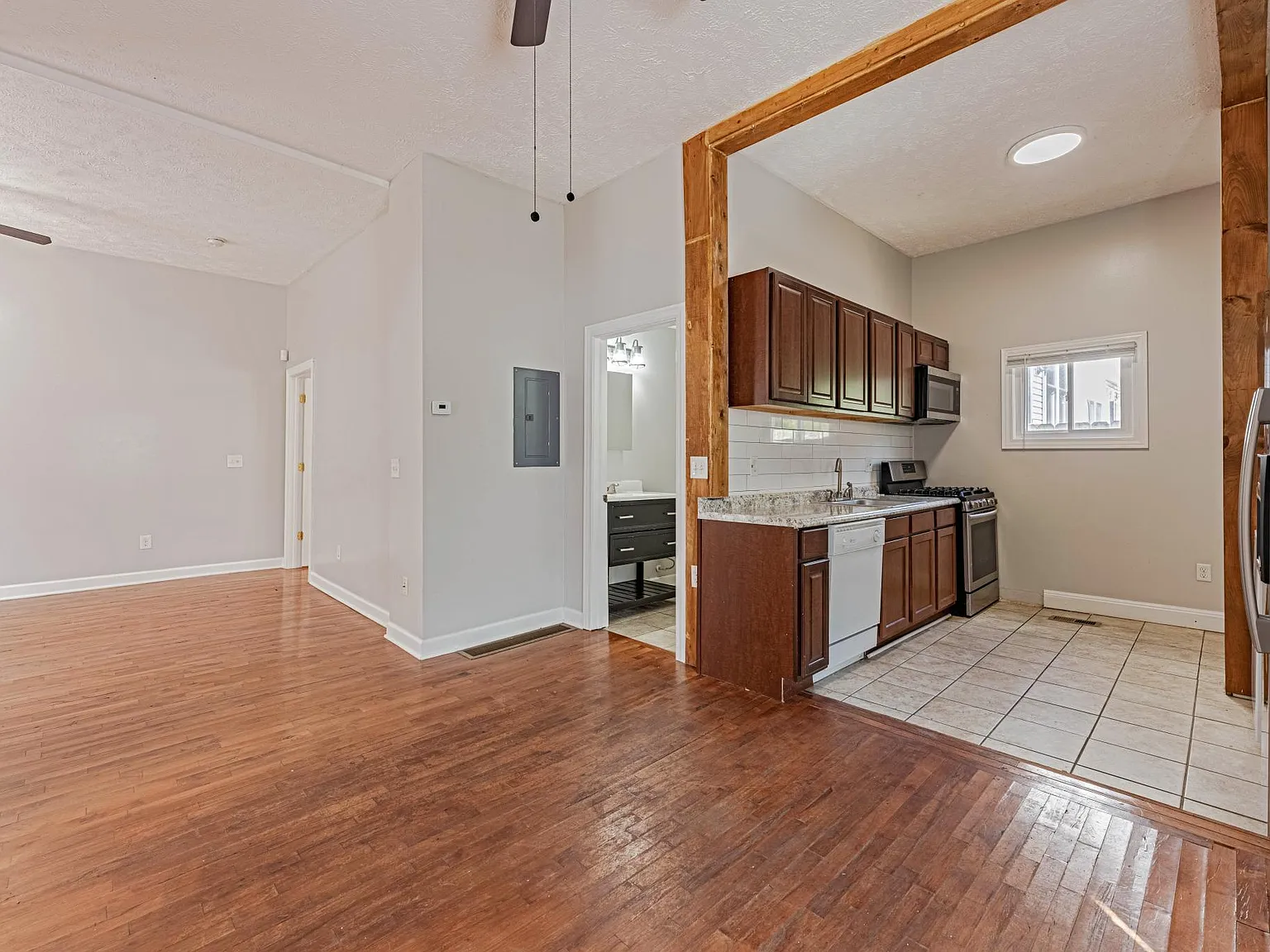 2 bed, 900 sqft, $1,795 — Photo 1