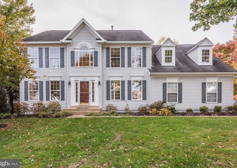 1st image of 317 Oakcrest Manor Dr NE