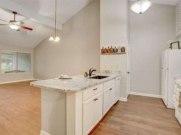 4th image of 686 W Country Grove Cir
