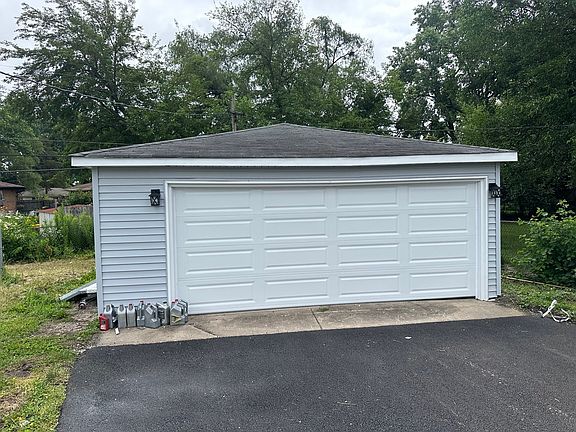 3rd image of 16219 Sussex Ct