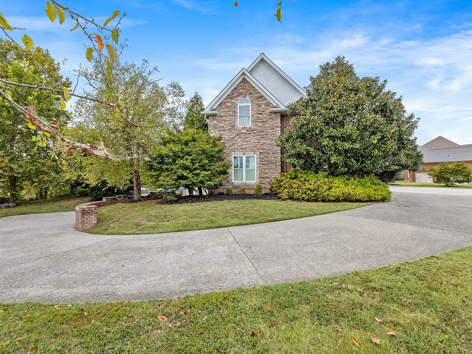 6 bed, 4.0 bath, 5200 sqft, $9,500 — Photo 3
