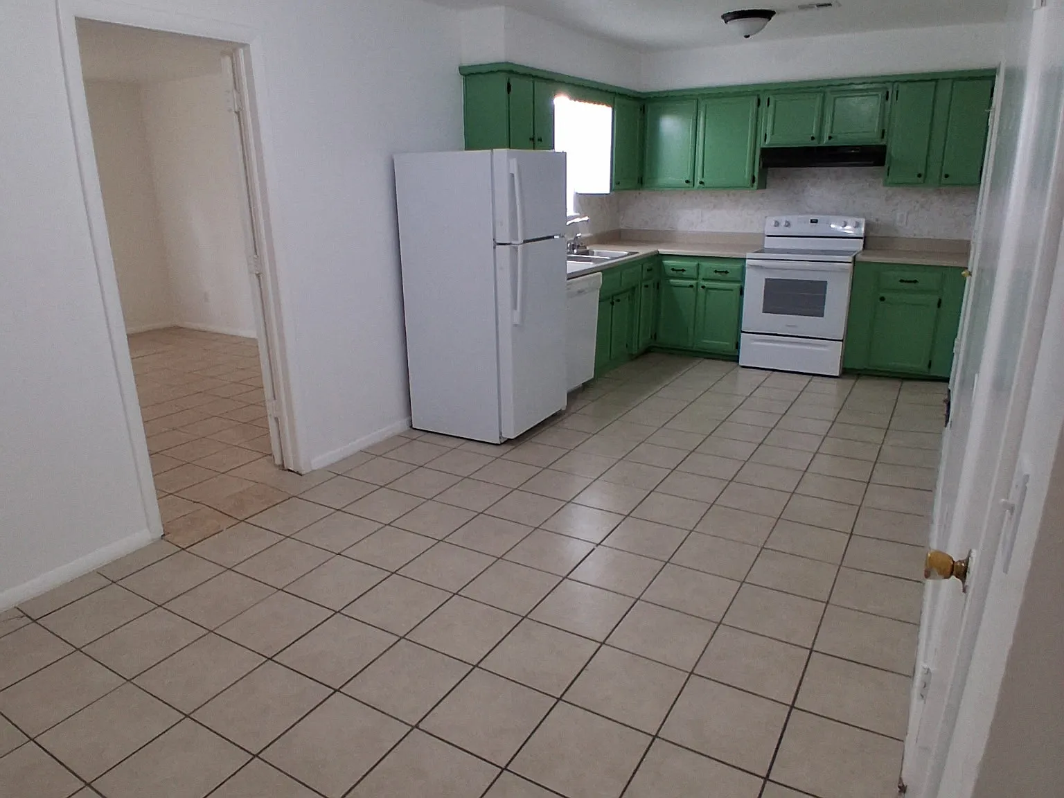 4 bed, 1300 sqft, $1,400 — Photo 3