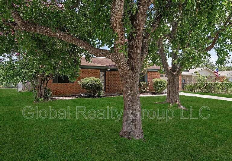 306 Meadow Dr — Photo 3
