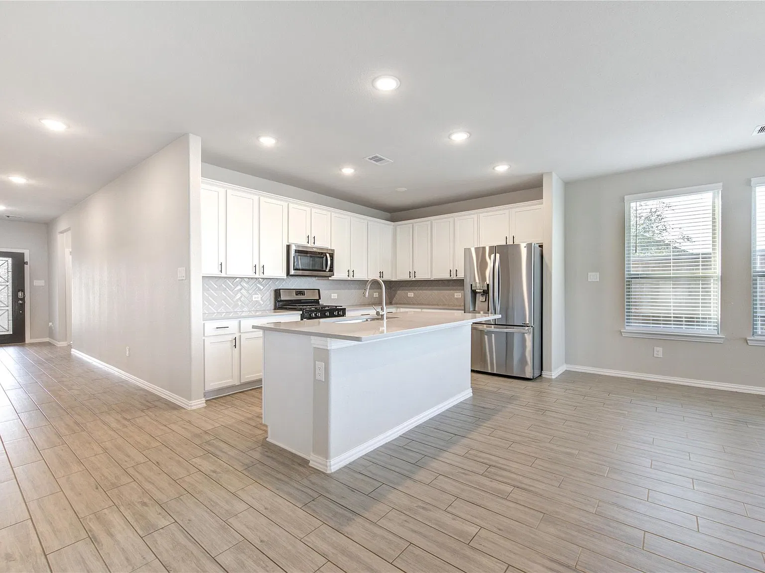 4 bed, 3.0 bath, 2053 sqft, $2,450 — Photo 4