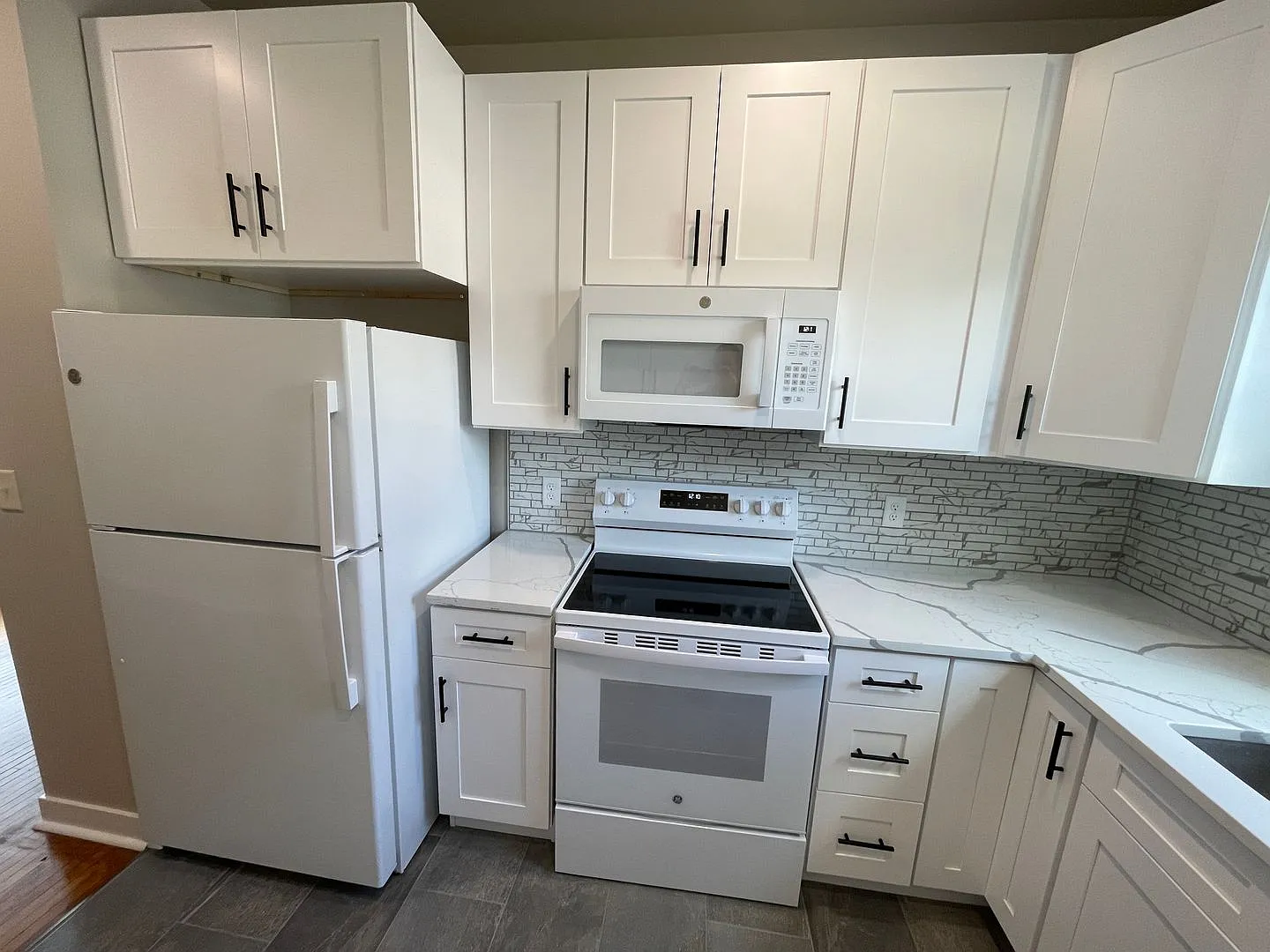133 S Prairie Ave — Photo 3