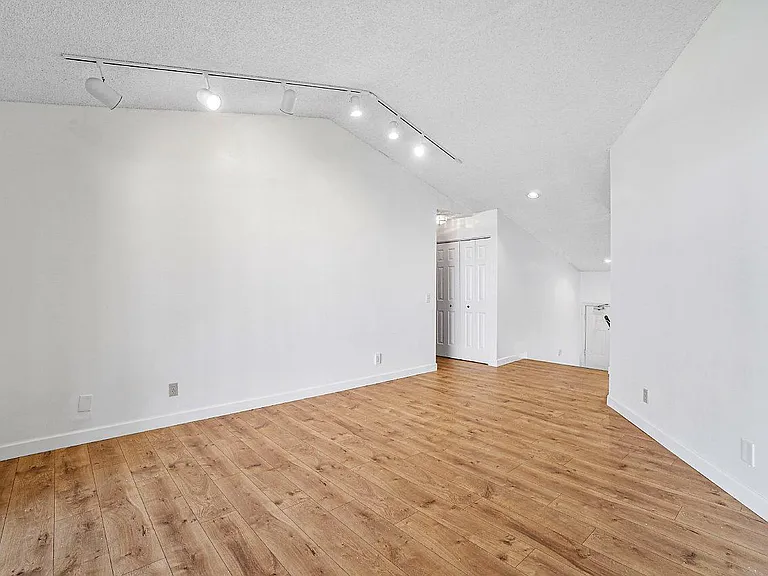 5520 Coach House Cir — Photo 7