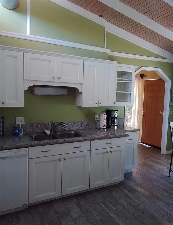3 bed, 2.0 bath, 1074 sqft, $3,300 — Photo 4