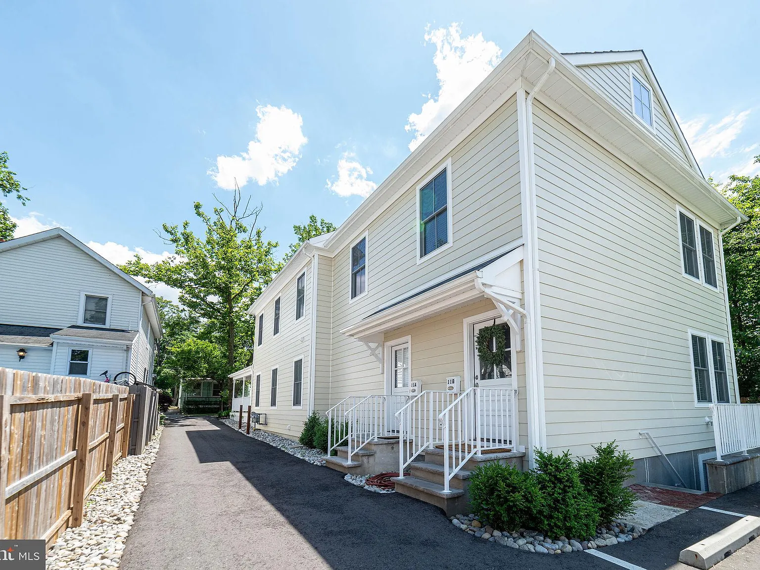 3 bed, 2.0 bath, 1600 sqft, $5,700 — Photo 3