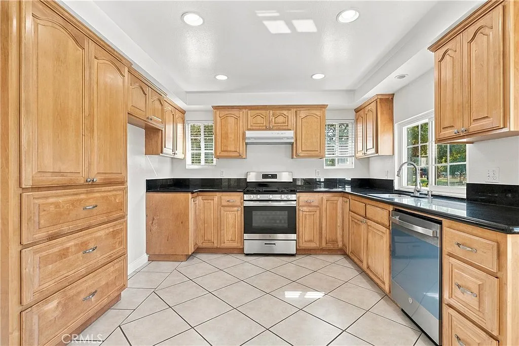 4 bed, 1890 sqft, $4,500 — Photo 4