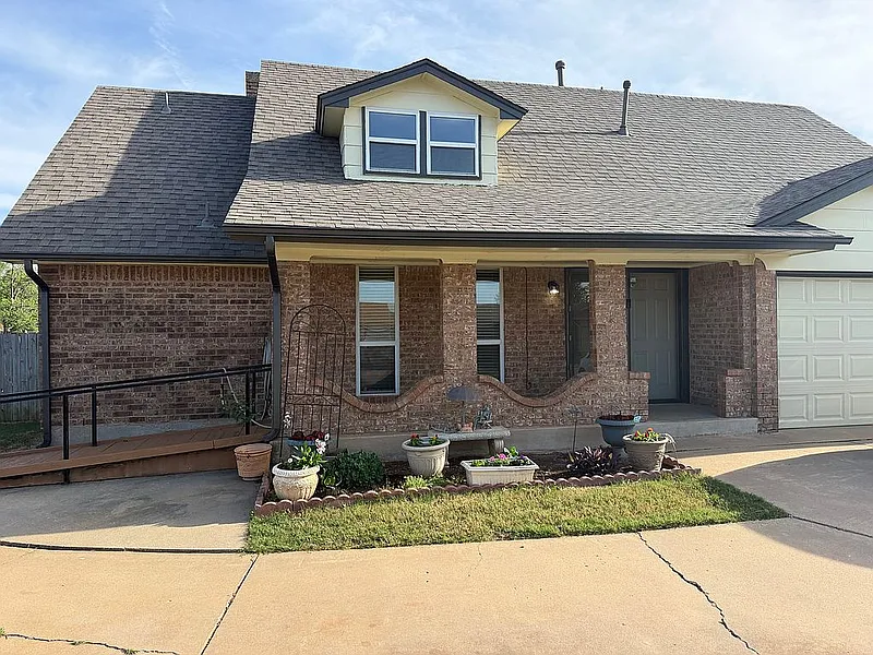 4812 SE 45th St — exterior photo