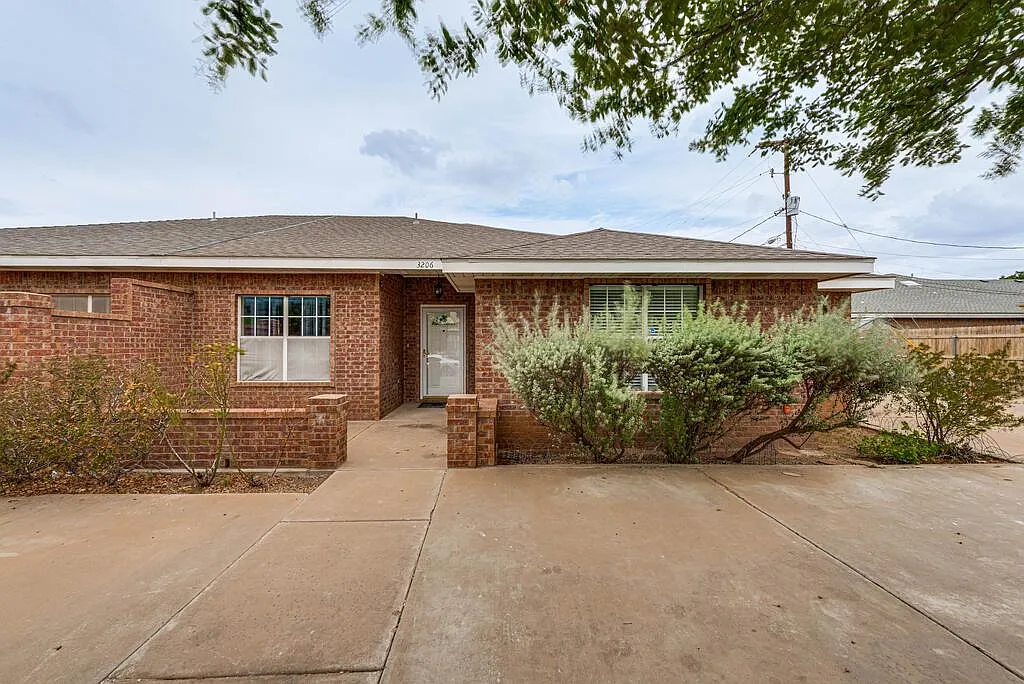 3 bed, 2.0 bath, 1676 sqft, $2,800 — Photo 2