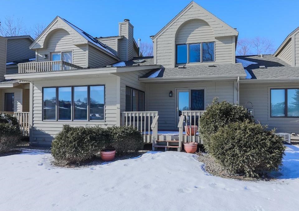 Look out your window and onto the 10th hole at Bracketts Crossing.