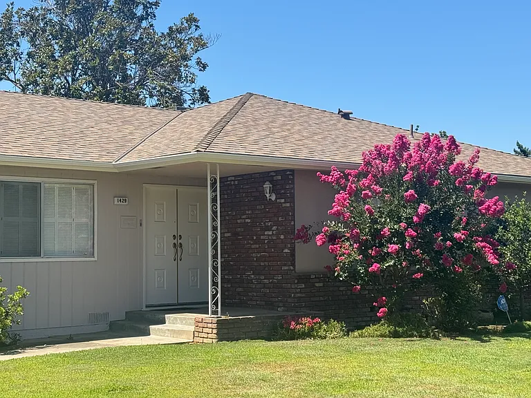 1429 W Tenaya Way — Photo 2