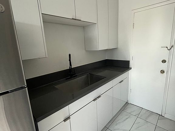 4th image of 323 E Lomita Ave #726105813