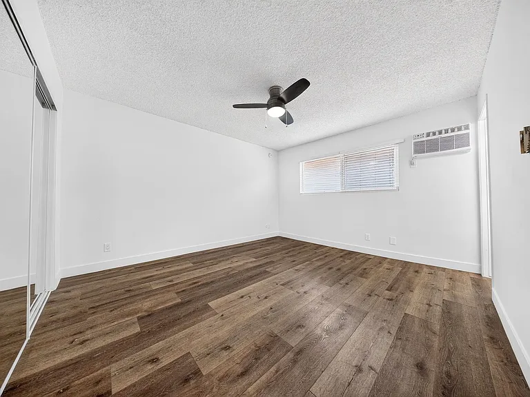 20353 Saticoy St — Photo 32