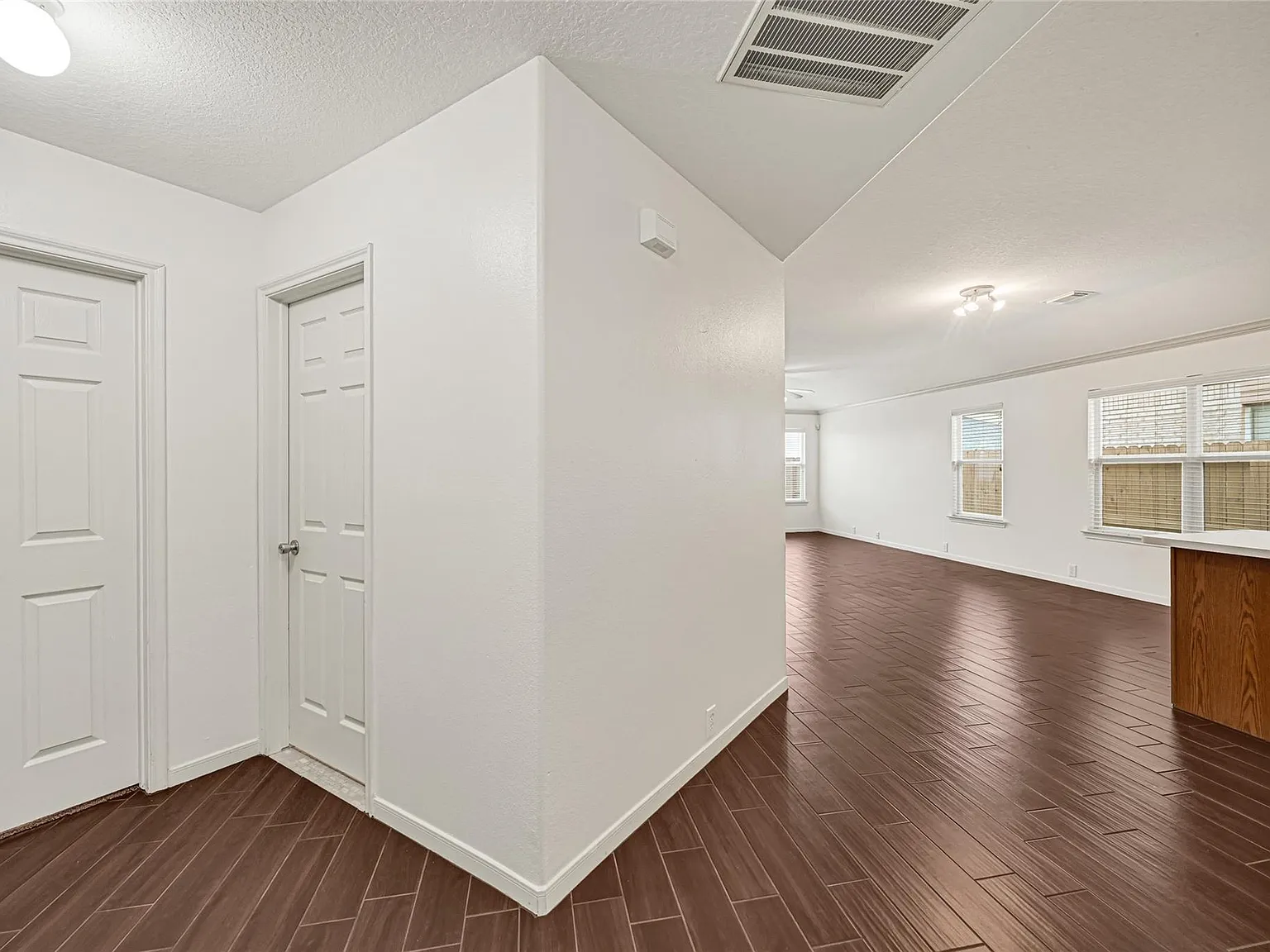 3 bed, 2.0 bath, 1450 sqft, $2,000 — Photo 3