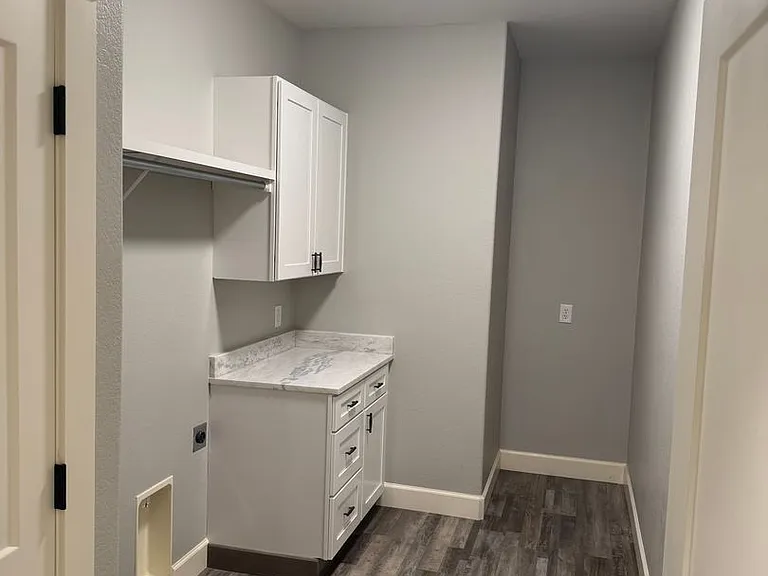 323 Eastdale Ln — Photo 10