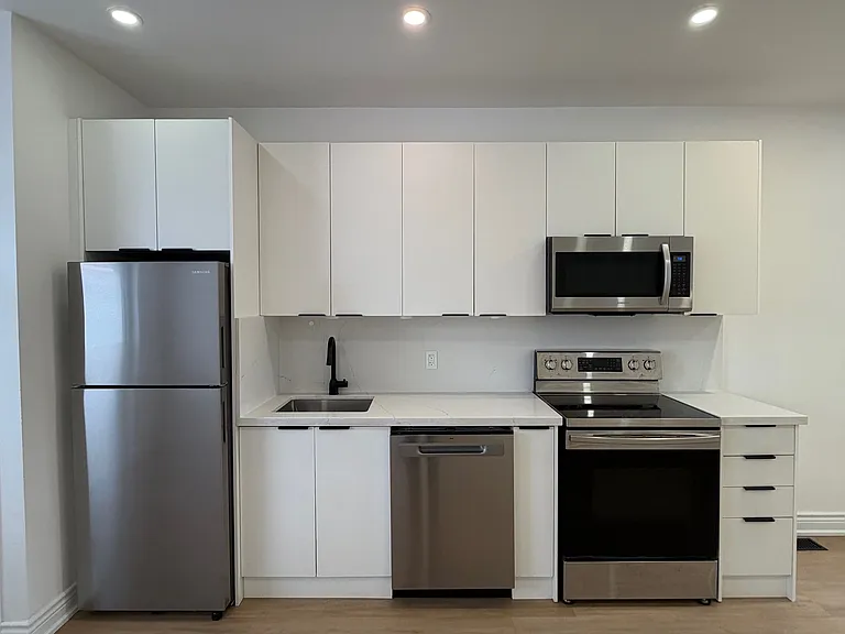 382 Lansdowne Ave #MAIN — Photo 4