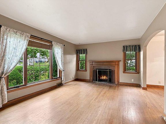 5th image of 427 E Van Norman AVENUE