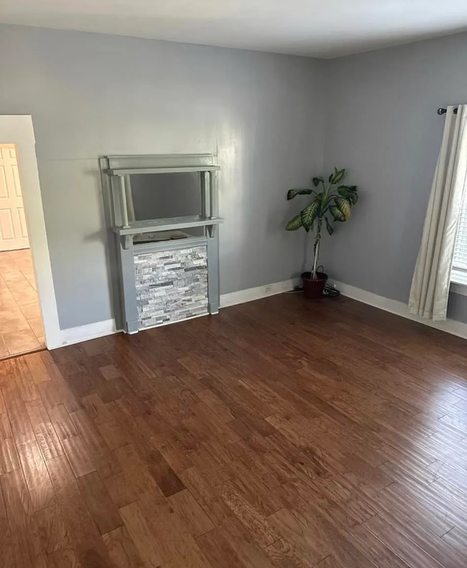 2 bed, 1.0 bath, $1,100 — Photo 3