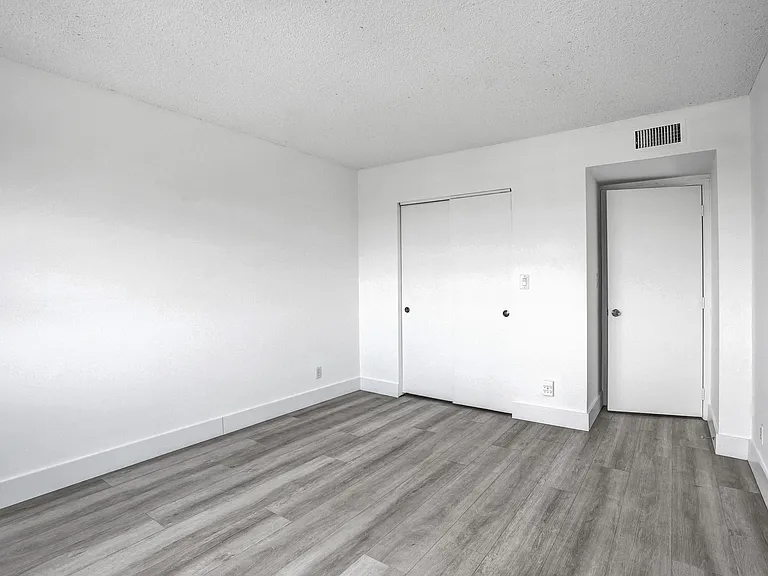 900 NE 18th Ave #1004 — Photo 4