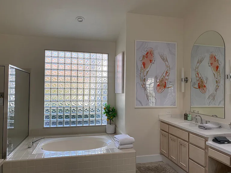 Main bedroom's bathroom with tub