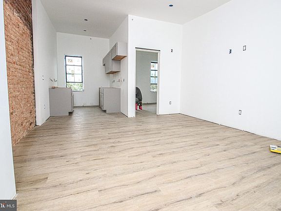 3rd image of 3945-50 Lancaster Ave #3B
