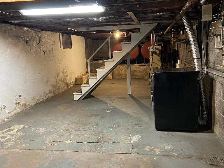 240 E Holland St — Photo 9