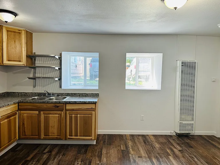 921 E 4th St #15 — Photo 8