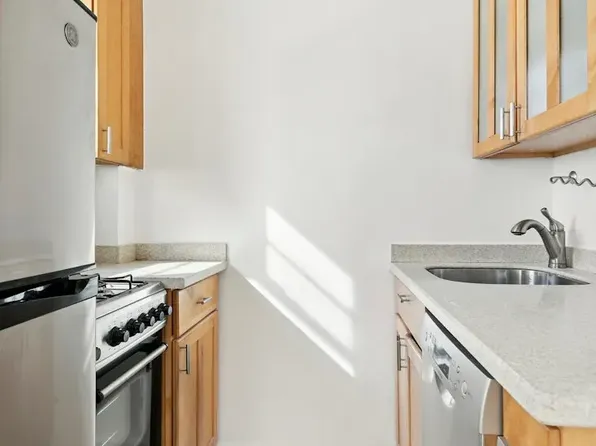 345 East 52nd Street image 6 of 11