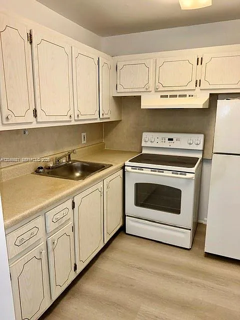 Salisbury Condos — Photo 3