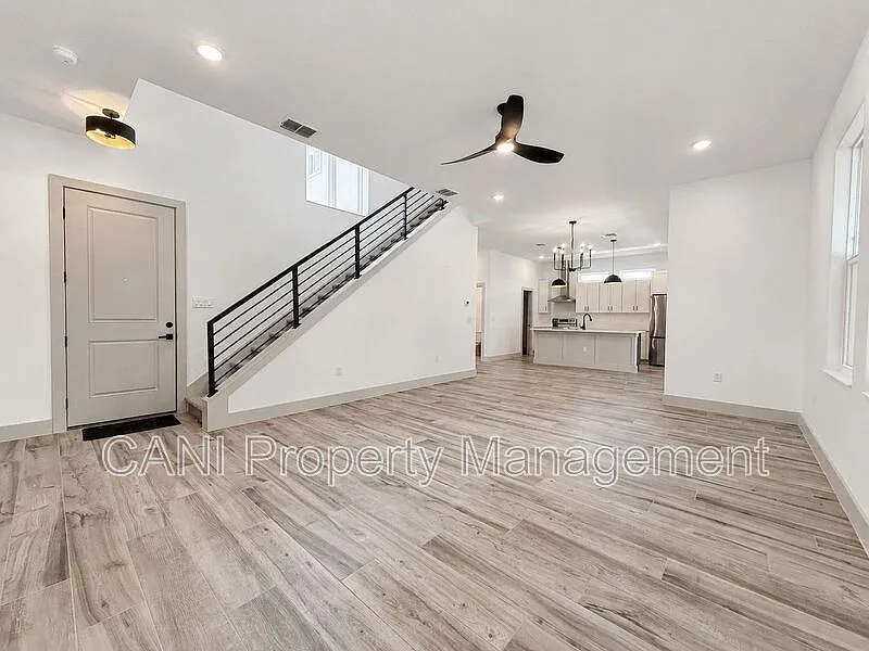 3 bed, 2.5 bath, 2950 sqft, $3,650 — Photo 3