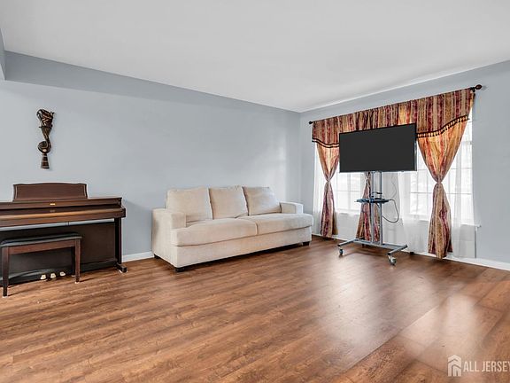 3rd image of 25 Paine Ct