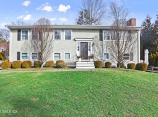 6 Meadowbank Rd, Old Greenwich, CT 06870