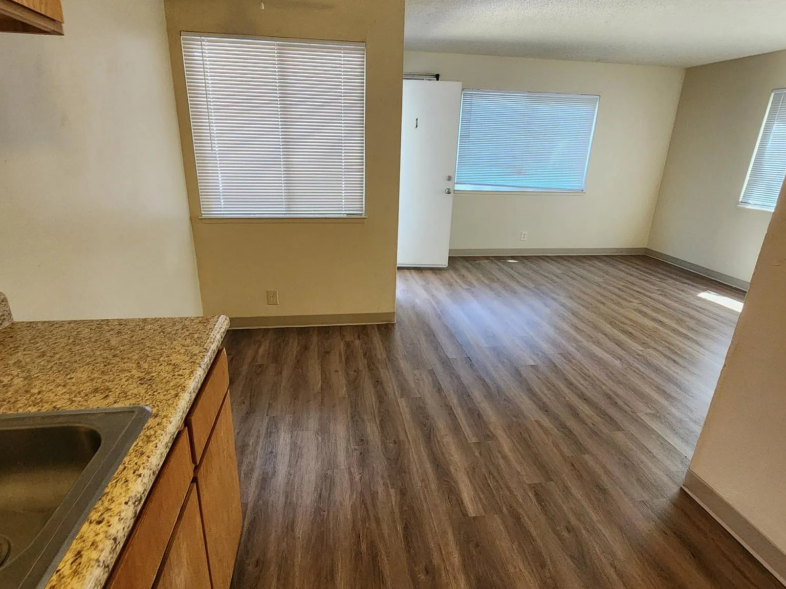 3 bed, $1,400 — Photo 2