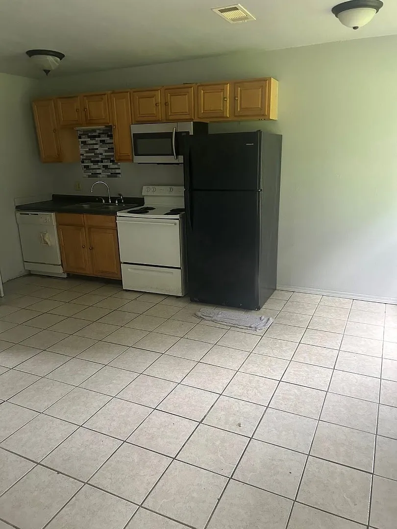 121 Iever St - Unit 5 — Photo 1