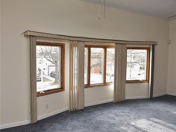 5th image of 373 Naughton Ave