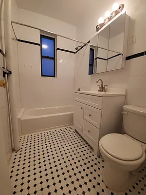 Rented by Delmark Realty LLC | media 32