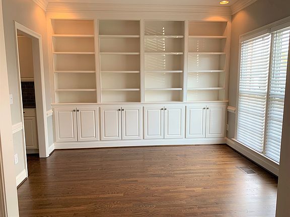 4th image of 2 E Park Village Ct