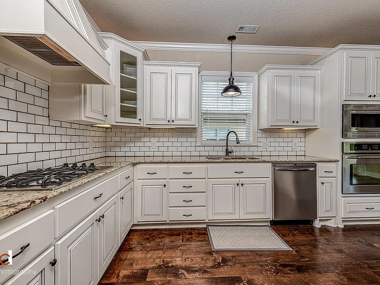 1408 NE Dysart Woods Ln — Photo 12