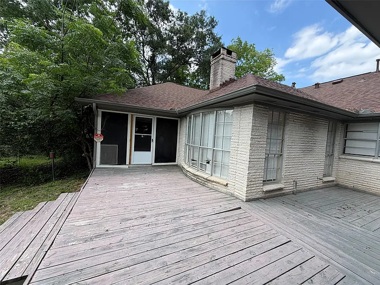 535 Brandon Rd — Photo 2