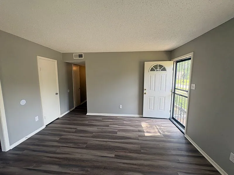 Charming 3-Bedroom Home with Fenced Backyard & Functional Layout — Photo 4