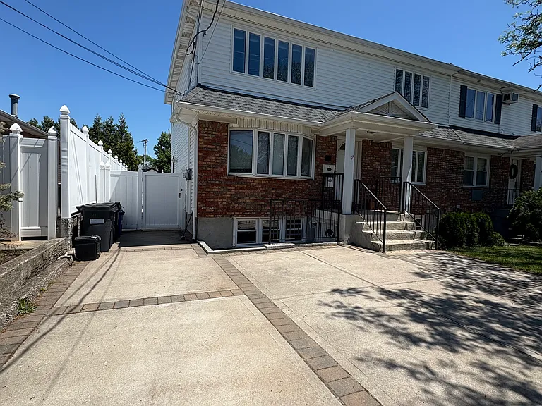 91 Thornycroft Ave #1 — Photo 1