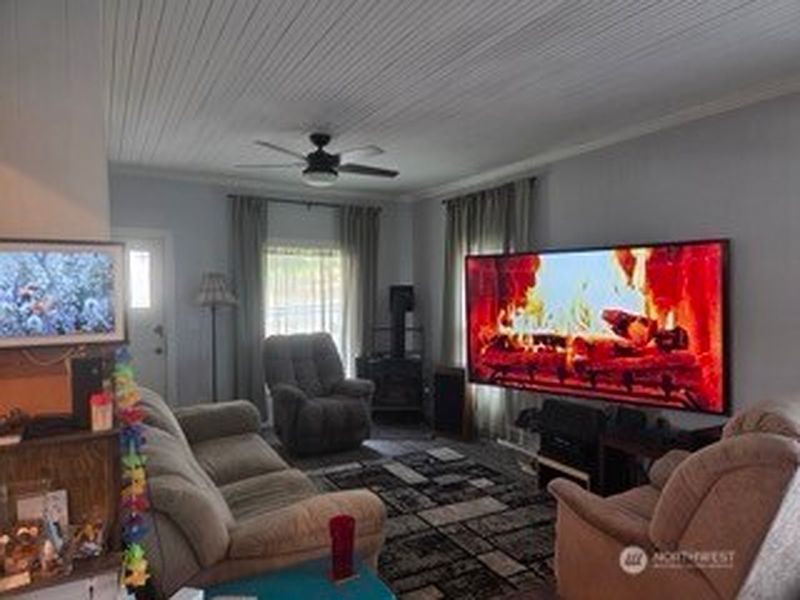 2nd image of 407 S 1st Street