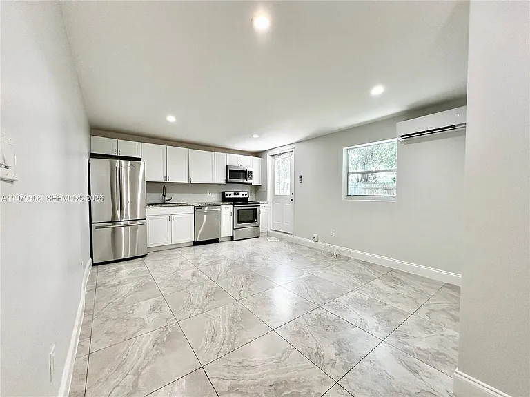 1279 NE 40th Pl #3 — Photo 1