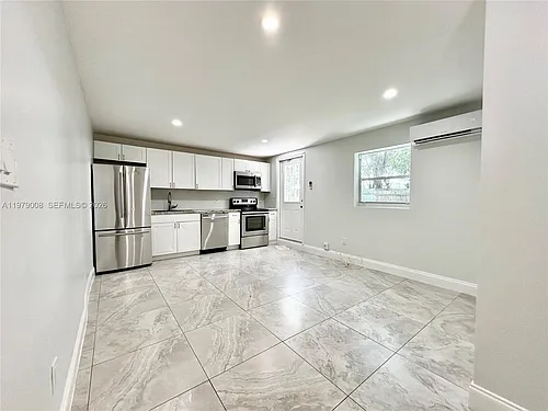 1279 NE 40th Pl #3 Photo 1